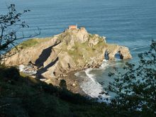 Yes, that’s a house atop the rock.