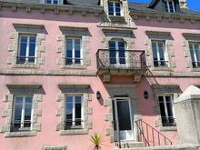 How come pink houses look charming in Europe but tacky in the US.  