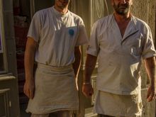 Jules et ami devant le boulangerie.