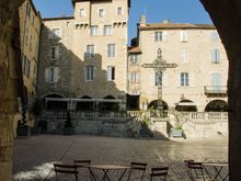 Pl. Notre Dame--site of mass sprinklers from pavement.