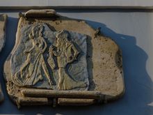 Those ladies almost seem to be represented by this boutique's stone signage mere minutes away back in Ponte's main drag, via Luigi Mazzella.
*be careful, there seems to be additional 'via Mazellas' throughout.