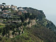 Seen on the far right is the furthest point on the ridge. Located at that southerly spot is Ravello's second garden, the equally-famed Villa Cimbrone. Mamma Agata's Cooking Class is located nearby. Ravello's seaside section 'Marmorata' is just below.