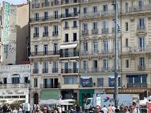Sunny day, lots of people 