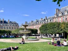 Lunchtime at Place du Vosges