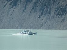 Iceberg and moraine 