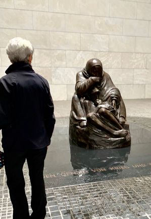 Neve Wache (New Guardhouse) memorial to the victims of war and tyranny.
