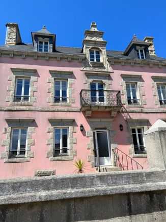 How come pink houses look charming in Europe but tacky in the US.  