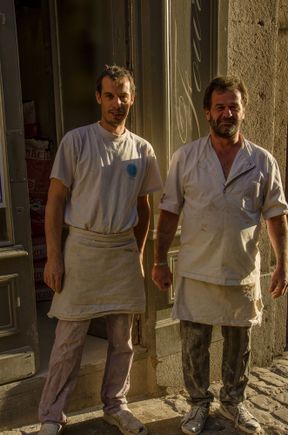 Jules et ami devant le boulangerie.