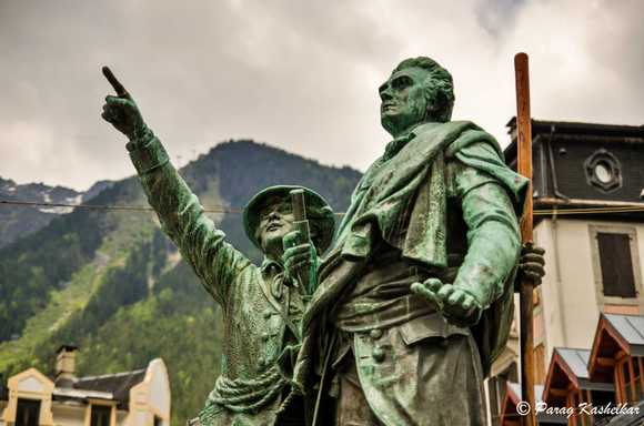 Statue of Balmat and Saussure.The statue in Place Balmat actually commemorates de Saussure, and shows him with Balmat who went on to accompany the geologist to the top of Mont Blanc in 1787.