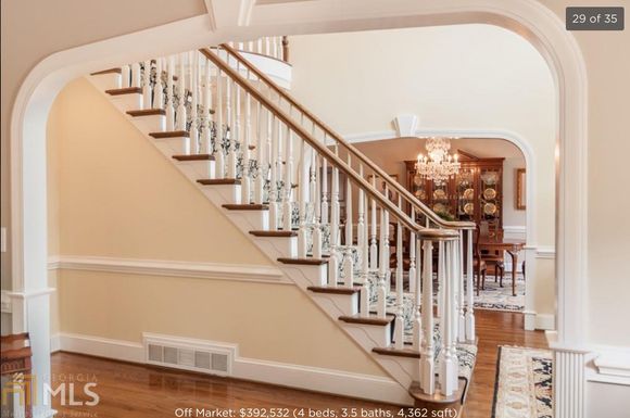 
Nice center hall with a pretty staircase.