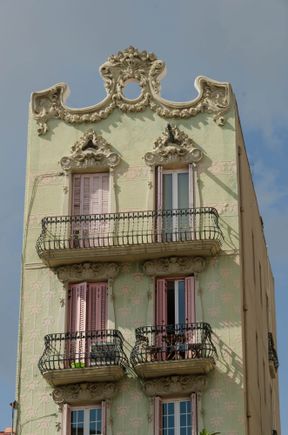 Gracia is a gentrifying residential neighborhood filled with a number of placa-squares. Each has their own personality and some have pretty old buildings.