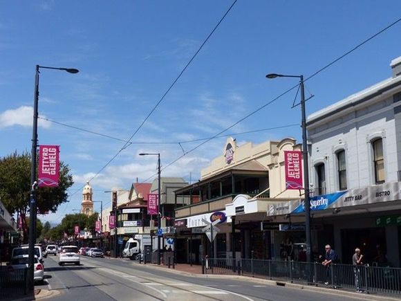 Jetty Rd with lots of shops