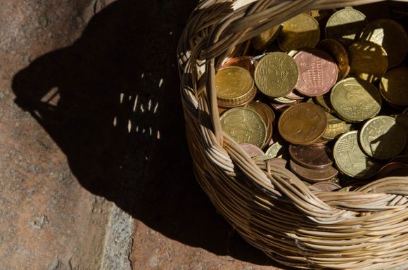 I've been itching to display our Tropea rental Villa Bragho. The online photos do not do it justice - so we will. It was uncheap and could fairly be described as a splurge. Mrs Z and I had to save our coins. 