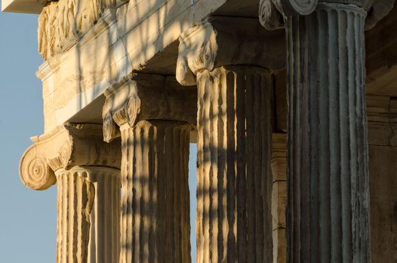 This is thanks to cleverly-curved concave and convex features, all designed to create an optical illusion.