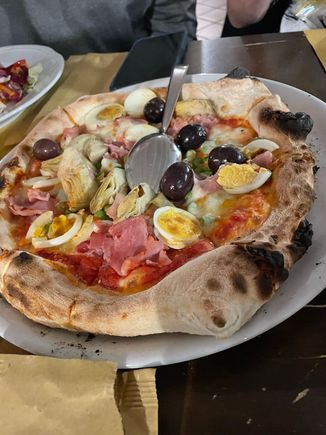 They called this the “ everything “ pizza. It was really good. 