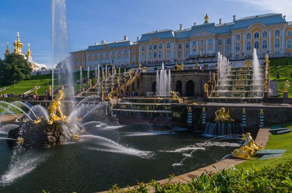Peterhof Palace and the magnificent fountains 
