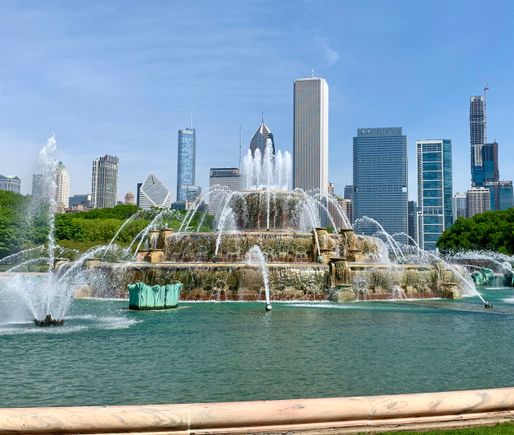 Buckingham Fountain in Grant Park, even prettier lit up at night 