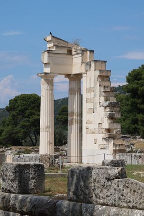 Columns at Propylon-Hestiatorion-Odeon, Epidaurus