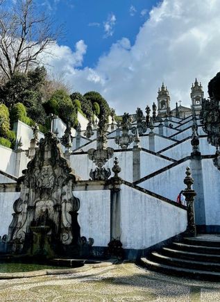 The upper staircase is steeper with some notable fountains