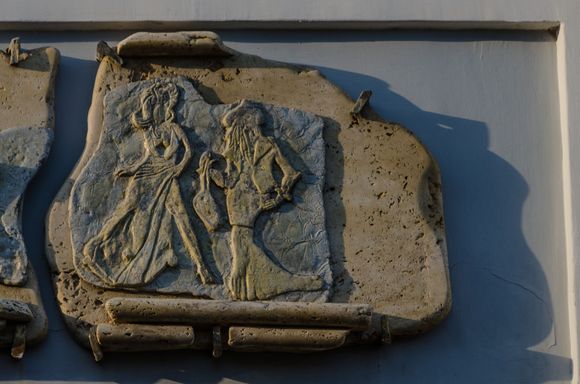 Those ladies almost seem to be represented by this boutique's stone signage mere minutes away back in Ponte's main drag, via Luigi Mazzella.
*be careful, there seems to be additional 'via Mazellas' throughout.