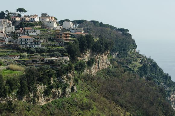 Seen on the far right is the furthest point on the ridge. Located at that southerly spot is Ravello's second garden, the equally-famed Villa Cimbrone. Mamma Agata's Cooking Class is located nearby. Ravello's seaside section 'Marmorata' is just below.