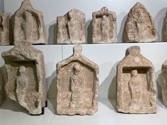 Greek stele representing a woman in a chapel, ~500 BC