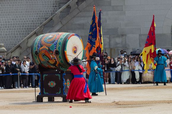 Changing of the guard ceremony at Gyeongbokgung Palace