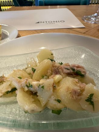 Complimentary starter before another lunch....patatas aliñadas with hefty chunks of tuna...what a spectacular lunch this would make, on its own...