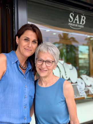 Joyce’s new best friend, the owner of her new favorite jewelry store who hails from Brittany, zman. Been in Moorea for 24 years. She is lovely and has excellent pearls.