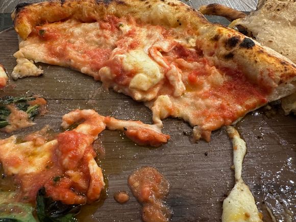 ..the topping slid off.....now we know why this happened.....the secret is in the age of the mozzarella.....(I guess!!)
