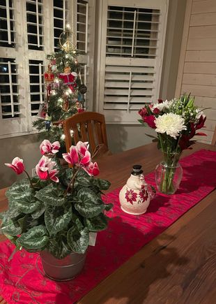 My Christmas table. I kind of hate leaving my flowers. I have a full sized tree in the living room, my little tree has mainly travel ornaments
