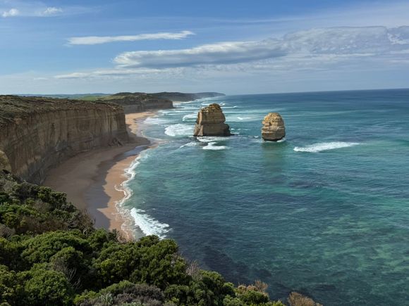 This view is taken from the other side of the lookout platform of the Twelve Apostles. 
