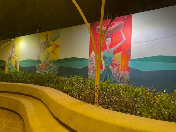 Zihua changes, I didn't get the whole picture here, but this was a simple dirt pathway, a wide pathway, from a street to the beach.  A number of years ago it was re-done and concrete benches were added and shrubbery and murals.  It's now a beautiful walkway.