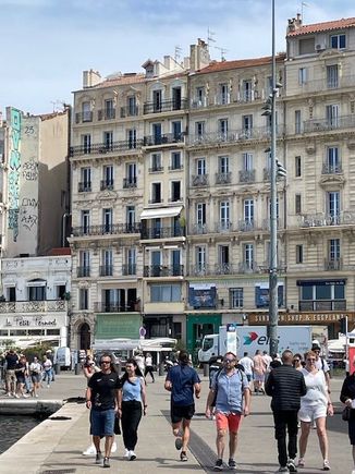 Sunny day, lots of people 