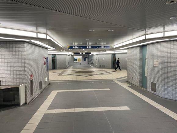 ... and this is what I saw when I get to the bottom, for tunnels leading to the four corners of the street