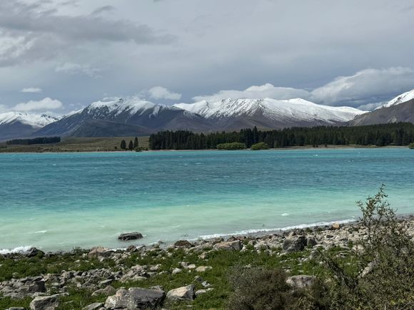 We love this lake with its turquoise waters and snow-capped mountains!