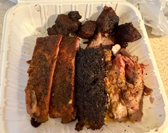 I have eaten at over 300 BBQ joints in the US, but never in Arkansas until Monday night! Unfortunately, I decided to eat the whole thing which led to a rough night‘s sleep….