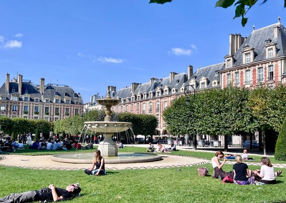 Lunchtime at Place du Vosges