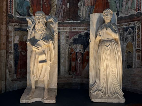 There are many figures in the Battistero that represent the months, seasons and signs of the zodiac. 