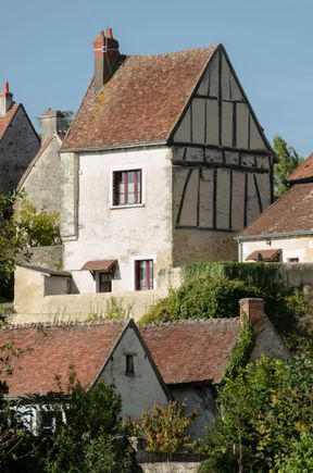 For ever-changing views, visitors should walk all the way to the Gardener's Bridge. Montresor has preserved its historic past well and there were some dreamy waterside residences. i don't mean the monied kind. instead the appeal is more location-based and I dunno, 'folksy'.