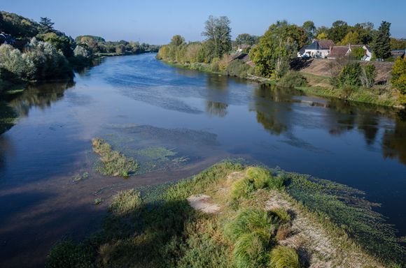 Savonniere village is located on the pretty river Cher, which runs parallel and is just below the Loire. Both Villandry and also Azay are nearby. There were good views across to Soulas hamlet.