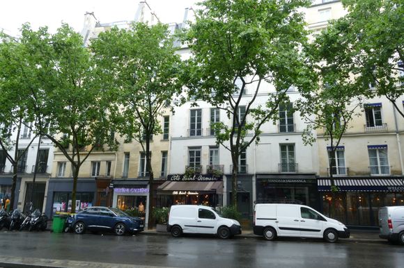 Waiting for a connecting bus on Blvd St Germaine.  Why I avoid the metro.