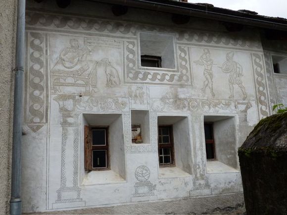 Sgraffito etching on facade 