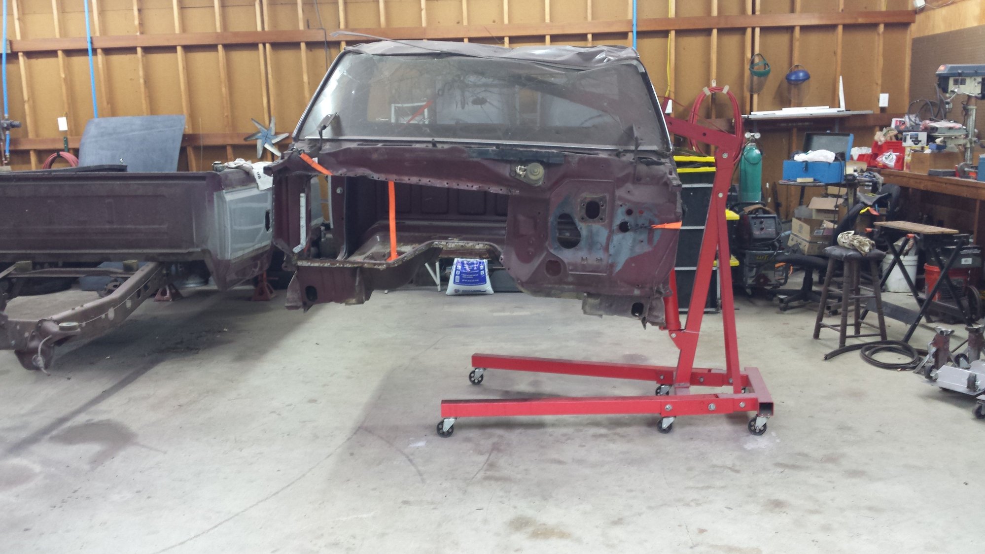 What's the Best way to lift the cab off frame with little help Ford