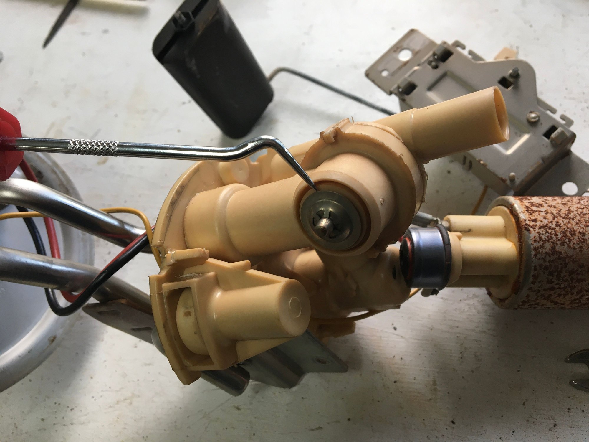 Fuel system sending unit / pump disassembled and fuel tank over flowing updated how it works