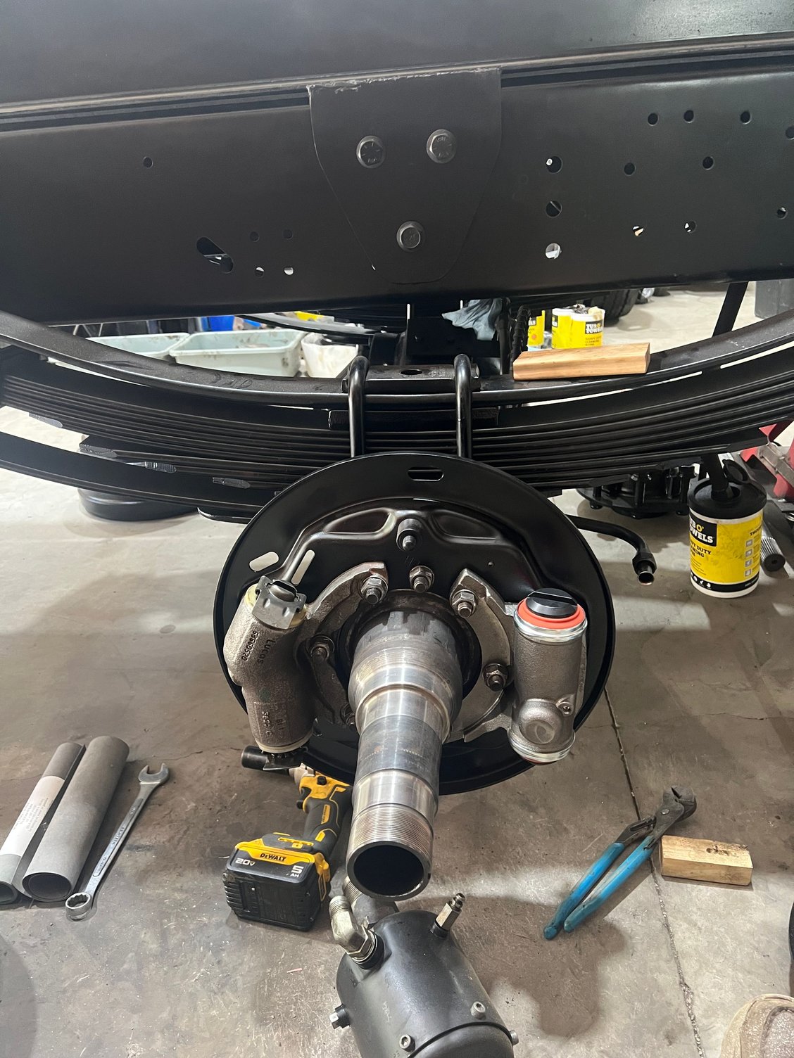 The last wheel cylinder was delivered yesterday afternoon. Got the wheel cylinders mounted on the driver’s side 