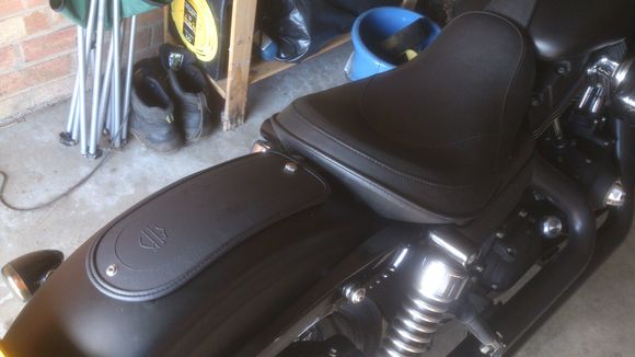 Later standard single seat and fender bib