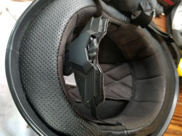 Adjustable knob to keep the helmet from lifting