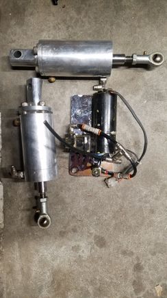 Air ride system for early softail. Never seen it on a bike but if i wire it up to a battery, the compressor runs. So it should work great