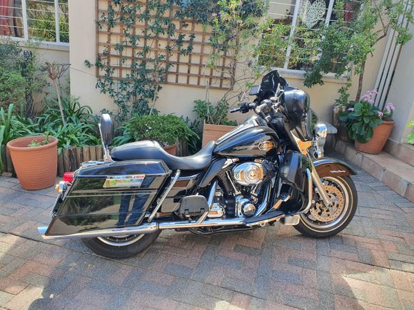 How my Ultra looks 99% of the time. The stock Ultra seat, Tour-pak & a taller screen go on when we've got some distance to do ....